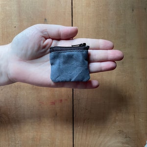 Lilliput, un pequeño estuche de lona encerada azul con cremallera, estuche para tarjetas SD, monedero pequeño con cremallera, estuche minimalista para guardar auriculares, estuche EDC médico