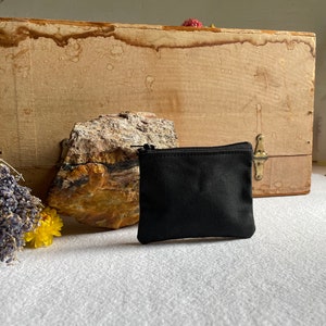 Estuche para tarjetas de crédito con cremallera de lona encerada negra Kard Keeper, monedero minimalista para guardar artículos de tocador, estuche clásico con cremallera para auriculares.