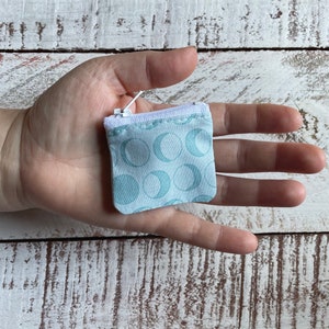 Lilliput, un pequeño estuche con cremallera en azul y blanco con forma de luna, estuche para tarjetas SD, monedero, minibolsillo con cremallera, estuche minimalista para guardar auriculares, estuche para guardar cosas