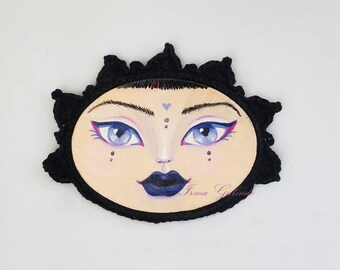 Pintura miniatura cara de mujer goth con ojos grandes con marco en tejido a gancho color negro