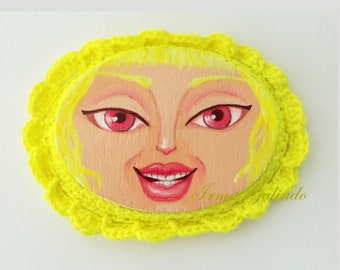 Mini Painting Girl with Crocheted Frame color Neon