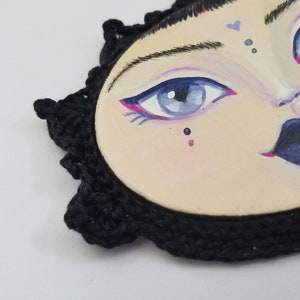 Fille miniature de peinture avec le modèle crocheté de Goth de trame image 3