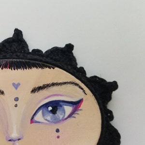 Fille miniature de peinture avec le modèle crocheté de Goth de trame image 2