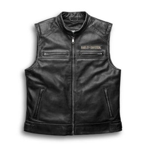 Könnte beinhalten: Schwarze Leder-Motorradweste mit Reißverschluss und einem Harley-Davidson-Logo-Patch auf der Vorderseite.