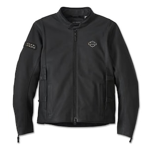 Puede incluir: Chaqueta de cuero negra para motocicleta con cierre de cremallera y logotipo de Harley Davidson en el pecho.