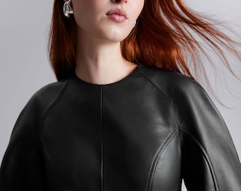 Minivestido de cuero escultural para mujer. Vestido de cuero.