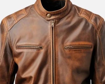 Puede incluir: Una chaqueta de cuero marrón con cierre de cremallera y varios bolsillos. La chaqueta tiene un aspecto desgastado y un cuello alto.