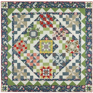 Pode incluir: Um cobertor de retalhos com fundo branco e uma variedade de quadrados e padrões coloridos. O cobertor é feito de diferentes tecidos, incluindo estampas florais, desenhos geométricos e cores sólidas. O cobertor é rodeado por uma borda de tecido verde e azul.