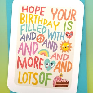 Veel taart Verjaardagskaart - Grappige verjaardagskaart Leuke en kleurrijke regenboogtekst Verjaardagskaart Love Peace Cake Sunshine Rainbows