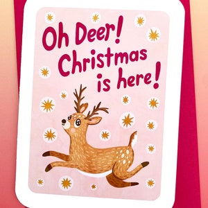 Oh Deer, Christmas is Here Karte - Süße Weihnachtskarte Hirsch Frohe Feiertage Karte Gruß Niedliche tänzelnde Hirschkarte Feiertagskarte Wortspiele