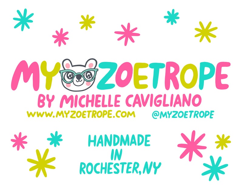 Puede incluir: Un logotipo colorido para My Zoetrope, un negocio artesanal de Michelle Cavigliano. El logotipo presenta un oso de dibujos animados con gafas y el texto "My Zoetrope" en rosa, amarillo y azul. El texto "By Michelle Cavigliano" est&aacute; debajo del logotipo, junto con la direcci&oacute;n del sitio web "www.myzoetrope.com" y el nombre de usuario de las redes sociales "@myzoetrope". El texto "Handmade in Rochester, NY" est&aacute; debajo del logotipo.
