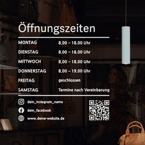 Op de afbeelding: Een wit bord met zwarte tekst met daarop de openingstijden van een winkel. Het bord zegt "Öffnungszeiten", wat "Openingstijden" betekent in het Nederlands. De tijden zijn voor elke dag van de week, van maandag tot en met zaterdag. Het bord bevat ook contactgegevens voor de winkel, waaronder een website, Instagram en een Facebook-pagina.