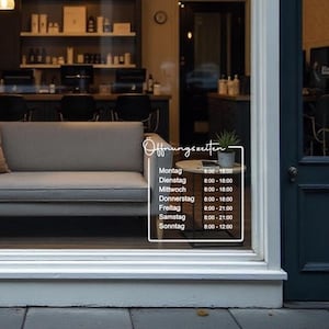 Könnte beinhalten: Ein weißes Schild mit schwarzem Text auf einer Glastür listet die Geschäftszeiten für die Woche auf. Das Schild sagt "Öffnungszeiten" oben und listet die Wochentage mit den entsprechenden Zeiten auf. Zum Beispiel ist Montag von 8:00 bis 18:00 Uhr, Dienstag von 8:00 bis 18:00 Uhr, Mittwoch von 8:00 bis 18:00 Uhr, Donnerstag von 8:00 bis 18:00 Uhr, Freitag von 8:00 bis 21:00 Uhr, Samstag von 8:00 bis 21:00 Uhr und Sonntag von 8:00 bis 12:00 Uhr.