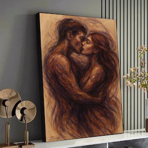 Könnte beinhalten: Ein gerahmtes Kunstwerk zeigt ein sich umarmendes und küssendes Paar. Das Gemälde verwendet warme Braun- und Rottöne, wobei die Körper der Figuren ineinander verschlungen sind. Das Kunstwerk ist vor einem neutralen Hintergrund montiert und schafft eine romantische und intime Szene.