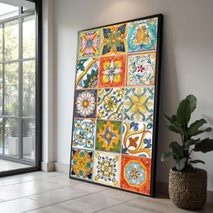 Könnte beinhalten: Ein gerahmtes Kunstwerk mit einer Sammlung farbenfroher, gemusterter Fliesen. Die quadratischen Fliesen sind in einem Raster angeordnet und zeigen florale und geometrische Designs in Blau-, Gelb-, Orange- und Grüntönen. Das Kunstwerk lehnt an einer weißen Wand.