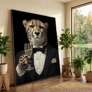 Könnte beinhalten: Gerahmtes Kunstwerk mit einem Geparden im Smoking, der ein Champagnerglas hält. Der Gepard hat einen vornehmen Ausdruck, vor schwarzem Hintergrund. Das Kunstwerk ist eine einzigartige Mischung aus Tierporträt und formeller Kleidung.