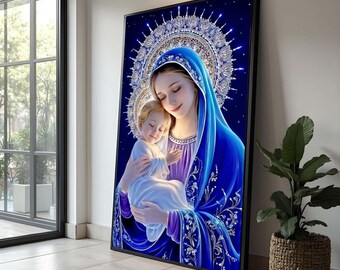 Könnte beinhalten: Ein gerahmtes Kunstwerk, das eine Frau in einem blauen Schleier zeigt, die ein Kind hält. Das Kunstwerk hat einen dunkelblauen Hintergrund mit einem Heiligenschein und silbernen Details. Die Frau trägt ein lila Kleid. Das Kunstwerk ist in einem schwarzen Rahmen.