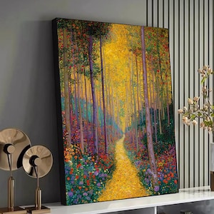 Può includere: Una stampa artistica su tela incorniciata raffigurante una vivace scena di foresta. L'opera presenta un sentiero che si snoda tra alti alberi con fogliame giallo e verde. Fiori selvatici colorati costeggiano il sentiero.