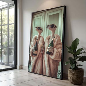 Könnte beinhalten: Gerahmter Kunstdruck mit zwei außerirdischen Figuren mit Sonnenbrille und Pelzmänteln, die Champagnerflaschen und -gläser halten. Die Figuren stehen vor einer hellgrünen Tür. Rechts steht eine Pflanze in einem geflochtenen Korb.
