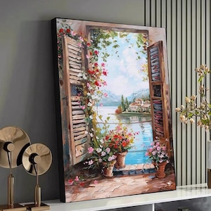 Könnte beinhalten: Ölgemälde einer malerischen Aussicht durch ein Fenster mit geöffneten Fensterläden. Das Kunstwerk zeigt einen See, Berge und Gebäude, mit Blumentöpfen und Kletterblumen. Die Farbpalette umfasst Blau-, Grün-, Rot- und Brauntöne.