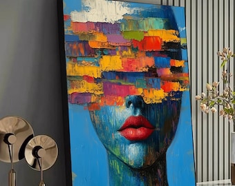 Op de afbeelding: Abstract portretschilderij van een gezicht met blauwe huid en felrode lippen. De ogen worden bedekt door een horizontale band van kleurrijke penseelstreken in geel, oranje, paars en wit. Het kunstwerk is zwart omlijst.