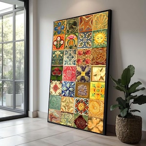 Puede incluir: Una obra de arte enmarcada que presenta una colección de azulejos coloridos con patrones. Los azulejos muestran varios diseños, incluyendo flores, soles y formas geométricas, en tonos verdes, amarillos, rojos y azules. La obra está apoyada contra una pared blanca.