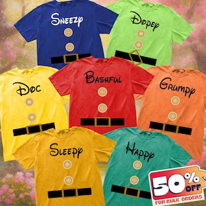Può includere: Una collezione di sette magliette a maniche corte in blu, verde chiaro, giallo, rosso, arancione, oro e verde acqua. Ogni maglietta presenta una cintura nera stampata, due bottoni e un nome: Sneezy, Dopey, Doc, Bashful, Grumpy, Sleepy o Happy.