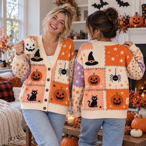 Puede incluir: Un cárdigan abotonado con diseño de parches y motivos de Halloween que incluyen gatos negros, calabazas naranjas, sombreros de bruja, arañas y estrellas blancas sobre un fondo crema, naranja y morado. El suéter de punto tiene cuello en V.