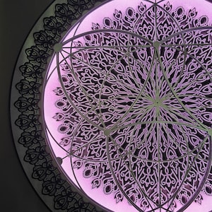 Mehrschichtige hölzerne Wand-LED-Lampenkunst ist, ideale Geschenke für sich selbst und geliebte. Mandala handgefertigt. Heilige Geometrie Kunst.