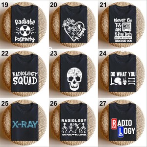 以下が含まれることがあります： 放射線学をテーマにしたデザインが施された、黒色のTシャツ10枚セット。デザインには、頭蓋骨、レントゲン画像が描かれたハート、そして「Radiate Positivity」、「Radiology Squad」、「Never Lie To An X-Ray Tech」、「Do What You Love」、「X-Ray」、「Radiology You Pose We Expose」、「Radiology」のテキストが含まれています。
