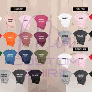 K&ouml;nnte beinhalten: Eine Auswahl an T-Shirts in verschiedenen Farben, darunter Wei&szlig;, Rot, Rosa und Schwarz. Die Shirts sind nach Gr&ouml;&szlig;en kategorisiert: Unisex, Jugend und Kleinkind. Jedes Shirt hat ein Etikett mit seiner Farbe oder seinem Stil, wie "Heather Peace" oder "Heather Navy".