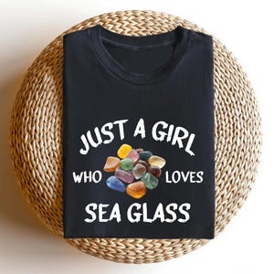 Sea Glass Hunter Shirt, Sea Glass T Shirt, Sea Glass Gift, Sea Glass Hunting, Beachcombing T-Shirt, Beach Glass Shirt, Girls Sea Glass Shirt