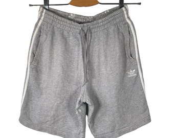 Adidas Originals Sommersport-Baumwollshorts grau mit weißen Streifen Streetwear Herren-Bermuda-Trainingsanzug Größe M mit Logo