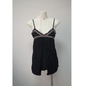 Camiseta de tirantes negra para mujer de marca japonesa