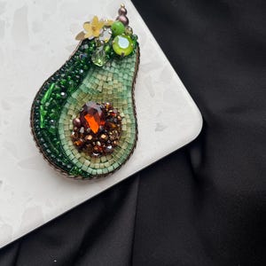 Broche de aguacate con cuentas, joyería bordada, accesorios vegetales, broche verde, regalo para veganos, joyería de frutas, broches para mujer, amigo invisible