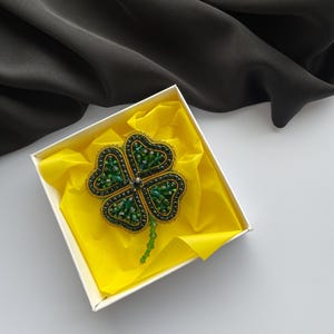 Broszka koniczyna irlandzka, koralikowa broszka z czterema liśćmi, biżuteria z zawieszkami na szczęście, prezent na dzień św. Patryka, ręcznie robiona zielona haftowana broszka, zielona biżuteria