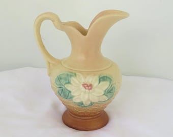 Jarra pequeña vintage de Hull Pottery con diseño de nenúfar, años 50, color crema.