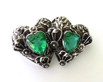 Broche vintage de plata esterlina Hobe con dos corazones y piedras verdes.