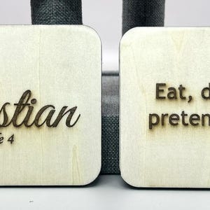 Cartões de lugar de casamento personalizados gravados – Lembrancinhas de madeira personalizadas – Citação engraçada – Nome do convidado opcional – Conjunto de 10+
