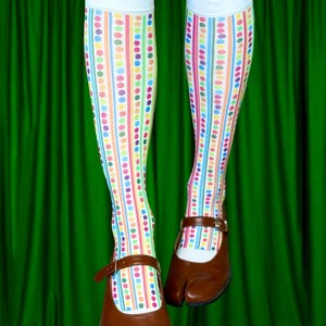 Calcetines Clowncore: Medias hasta la rodilla con rayas de lunares para looks alternativos de Weirdcore del año 2000