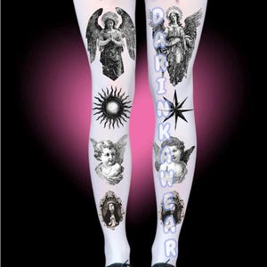 Peut inclure: Collants blancs ornés d'imprimés graphiques en noir et blanc représentant des anges, des chérubins, un soleil et une étoile. Le texte "DARKWEAR" est imprimé verticalement en lettres bleu clair sur la jambe droite, portés avec une jupe en jean.