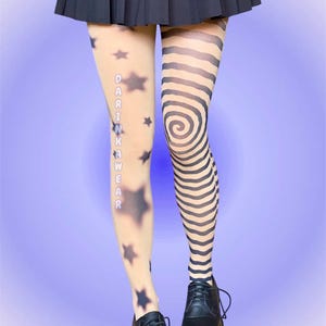 Medias asimétricas con estrellas, medias con estética de espiral, medias estilo Y2K