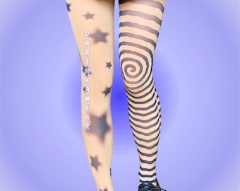 Puede incluir: Medias asimétricas con una pierna beige con estrellas difuminadas de color gris oscuro y el texto vertical "DARINKAWEAR" en blanco, junto a una pierna con un patrón de espiral negro y beige. Las medias se llevan con una falda plisada negra y zapatos negros.