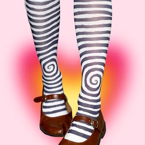 Könnte beinhalten: Braune Mary Jane-Schuhe mit geteilter Zehenpartie und Schnallenverschluss, kombiniert mit kniehohen Socken mit einem schwarz-weißen Spiralstreifenmuster. Die Socken haben einen weißen Bund oben.