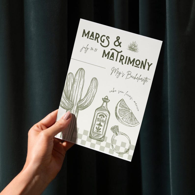 K&ouml;nnte beinhalten: Eine wei&szlig;e Karte mit dem Text "Margs & Matrimony" und "Meg's Bachelorette" in schwarzer Schrift. Die Karte zeigt au&szlig;erdem einen Kaktus, eine Flasche Tequila, eine Limettenscheibe und einen Ring. Die Karte wird in einer Hand vor einem dunkelgr&uuml;nen Hintergrund gehalten.