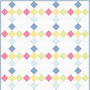Può includere: Una trapunta con un motivo a rombi ripetuto. I rombi sono composti da quadrati più piccoli nei toni del rosa, giallo, verde e blu, su uno sfondo bianco. La trapunta ha un bordo blu.