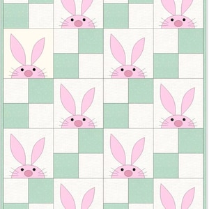 Pode incluir: Um padrão de colcha com um fundo xadrez em branco e verde claro. Coelhinhos cor-de-rosa espreitam por trás dos quadrados.