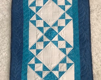 Quilt tafelloper vlinderstrik, blauw en wit patroon (pdf-patroon)