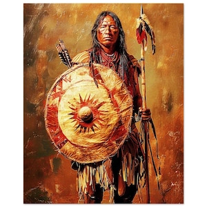 Puede incluir: Representación artística de un guerrero nativo americano, sosteniendo un escudo con un diseño de sol y una lanza adornada con plumas. El guerrero viste atuendo tradicional, con cabello largo y oscuro y una expresión seria. Paleta de colores cálidos y terrosos.