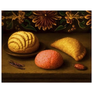Könnte beinhalten: Ein Stillleben mit mexikanischem Gebäck. Eine gelbe Concha liegt auf einem braunen Teller, eine rote Concha und eine goldene Empanada sind ebenfalls vorhanden. Vanilleschoten und eine Kakaobohne liegen auf dem Tisch. Der Hintergrund hat ein dunkles Blumendesign.